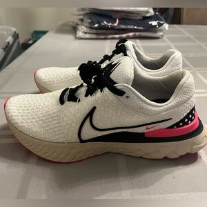 Nike White and Black Polkadot Athletic Shoes, Size 10.5 womens, mens 9